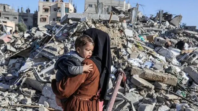 Tim penyelamat dan warga melanjutkan operasi pencarian dan penyelamatan saat serangan Israel berlanjut pada hari ke-35, di Rafah, Gaza pada 10 November 2023.