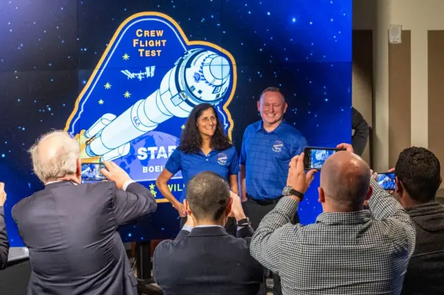 Os astronautas Sunita Williams e Butch Wilmore sendo fotografados após entrevista coletivasportingbet patrocinador do sao paulo2022