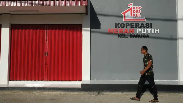 Seorang Bintara Pembina Desa (Babinsa) melintas di depan Gedung Koperasi Merah Putih Kelurahan Baruga yang telah rampung dibangun di Kendari, Sulawesi Tenggara, Kamis (19/2/2026).