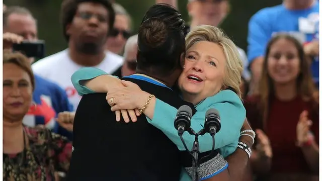 Hillary Clinton abraça eleitora negra