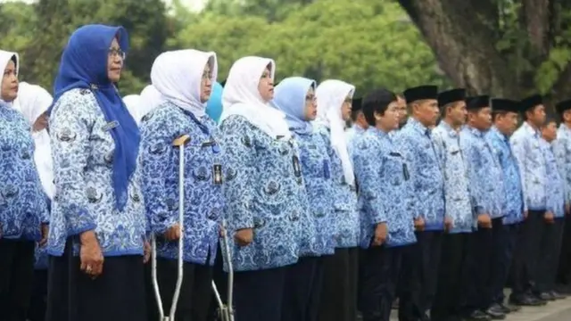 Pegawai Negeri Sipil berbaris.
