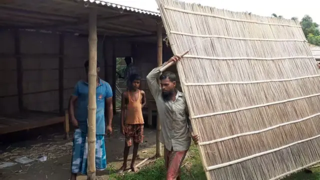 मदरसा तोड़ते गांव वाले