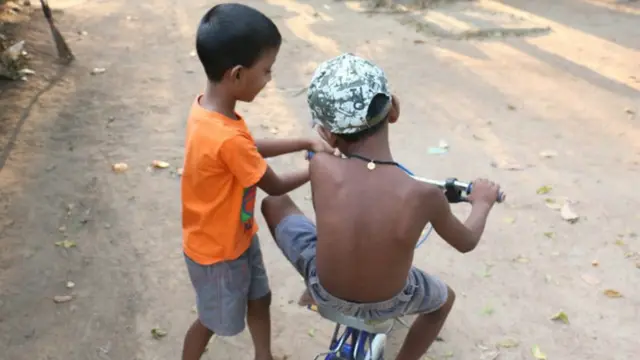 කුලියාපිටිය දරුවා මිතුරෙකු සමඟ