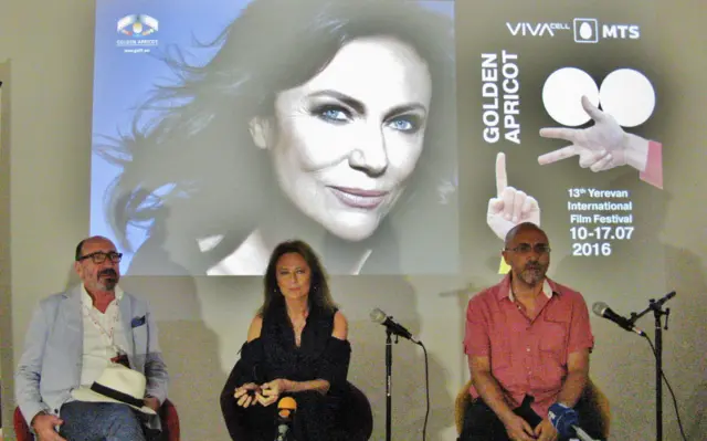 Жаклин Биссет на пресс-конференции