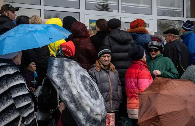 Торецк шаарынын тургундары азык-түлүк жардам алуу үчүн кезекте турушат. Сүрөт 2022-жылдын октябрь айында тартылган