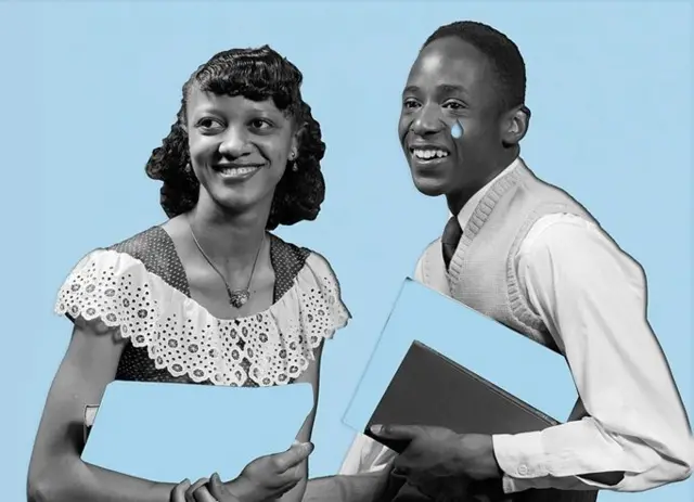 Чоловік і жінка дивляться в камеру і посміхаються