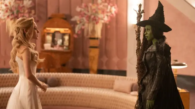 Wicked'da Ariana Grande ve Cynthia Erivo, birbirlerinin karşısında duruyorlar