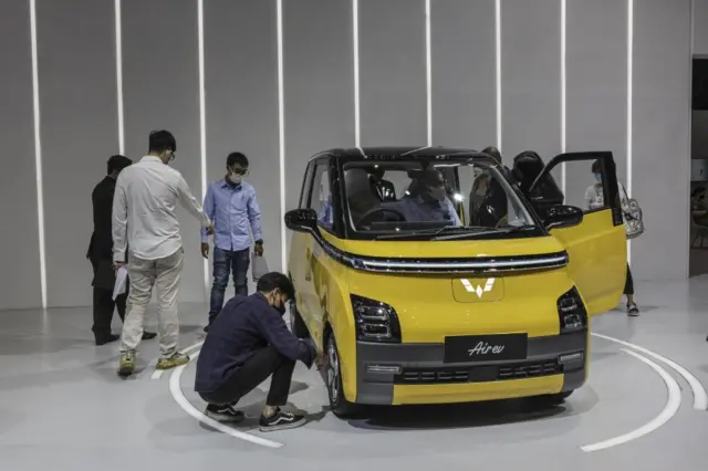 Orang-orang mengamati mobil listrik Wuling yang dipamerkan di Pameran Kendaraan Listrik Perikliindo 2022 di Jakarta, Indonesia, pada 25 Juli 2022.