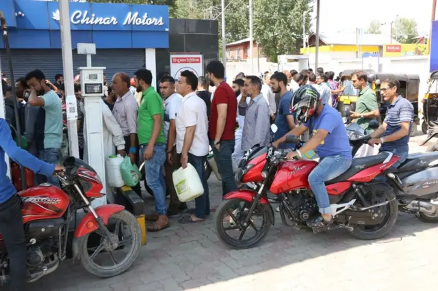 પેટ્રોલ પંપની લાઇનમાં ઊભેલા લોકો