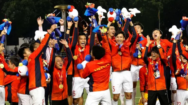 Hai năm nhiều thành tích vừa qua liệu có mở đầu cho những năm dài vinh quang của bóng đá Việt Nam?