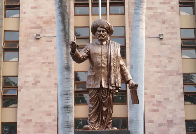 महात्मा जोतिबा फुलेंचा पुतळा