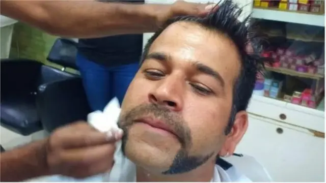 পাইলট আভিনন্দনের মতো গোঁফ কামাচ্ছেন তেজাস চৌধুরী নামের একজন যুবক।