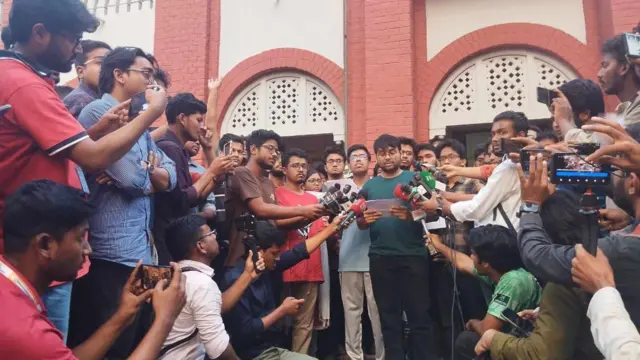 রোববার সন্ধ্যায় সংবাদ সম্মেলন করেন আন্দোলনকারী শিক্ষার্থীরা