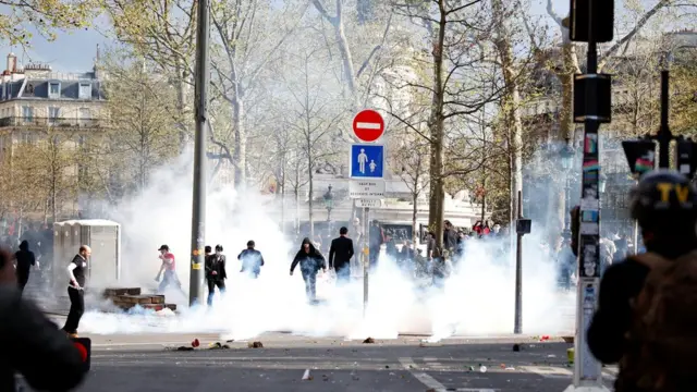 巴黎悼念刘少尧集会现场附近防暴警察向示威者发射催泪瓦斯（2/4/2017）