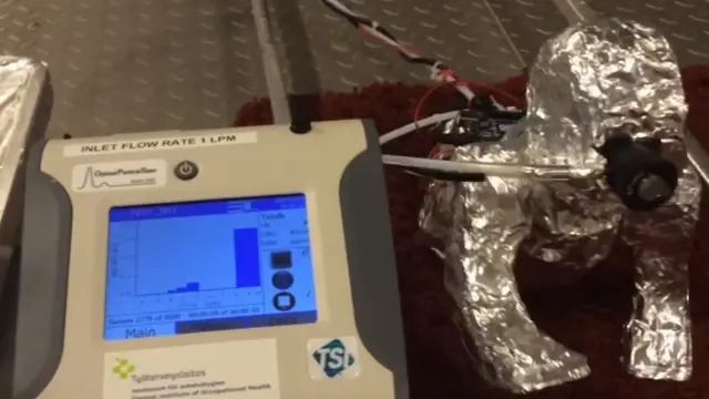 Emekleyen robot bebek