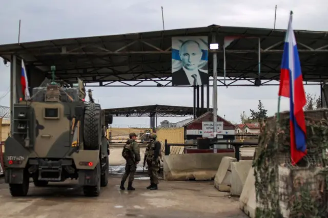 Lazkiye'deki Hmeimim Hava Üssü'nün girişinde nöbet tutan askerler. 