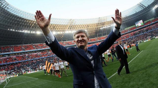 Ринат Ахметов на стадионе в Донецке