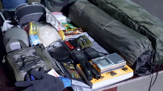 김 씨가 실제 준비한 생존가방 안 물품들. 쌀, 통조림 음식, 라디오, 손전등, 침낭 등