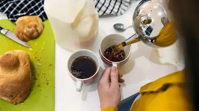 Pesin dey pour tea
