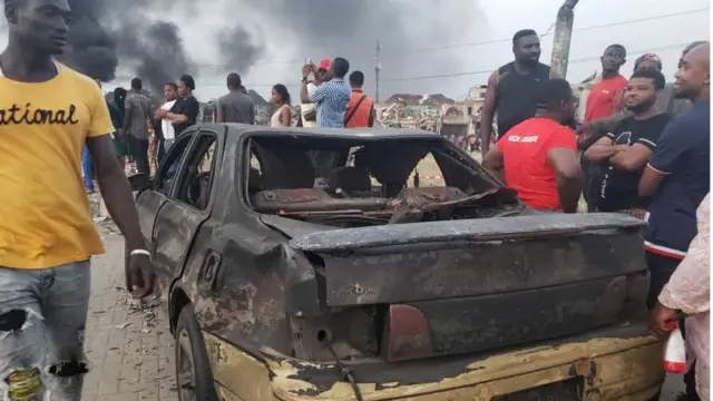 Awọn ara adugbo naa tu jade, ti wọn si n duro ni mẹta-mẹẹrin lati jiroro lori iṣẹlẹ aburu naa