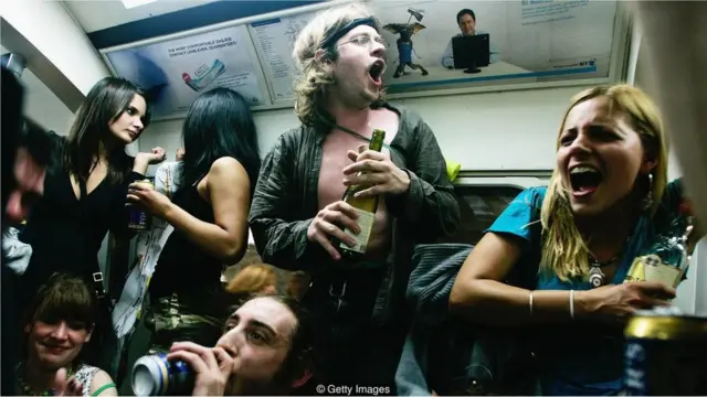 દારૂ પીતા લોકો