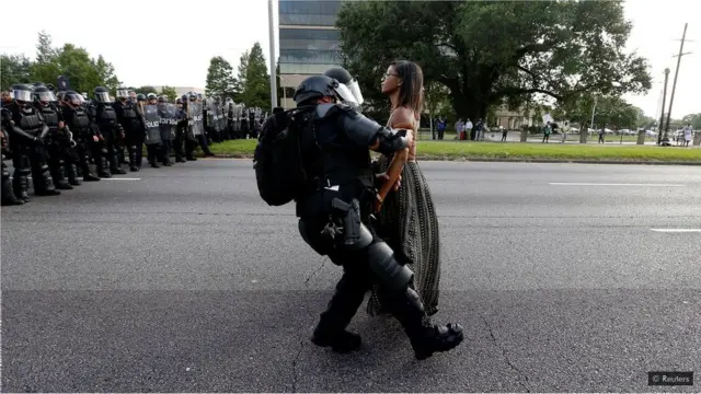 Une manifestante arrêtée par la police.