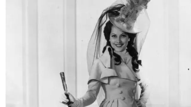 Merle Oberon interpretando Lady Marguerite Blakeney no filme Pimpinela Escarlate