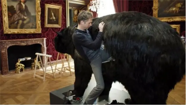 একটি খেলনা ভালুকের ভেতর তিনি প্রায় ১৩ দিন ধরে অবস্থান করেছিলেন এই ফরাসী শিল্পী।