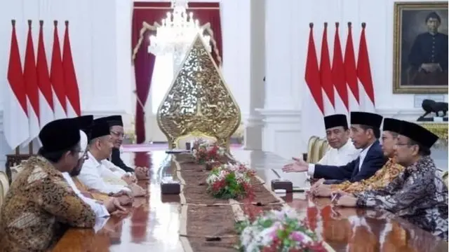 Suasana pertemuan Presiden Joko Widodo dan pimpinan GNPF MUI di Istana Merdeka, Minggu (25/06).