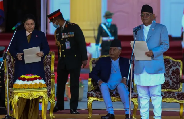 शपथ लिँदै पुष्पकमल दाहाल