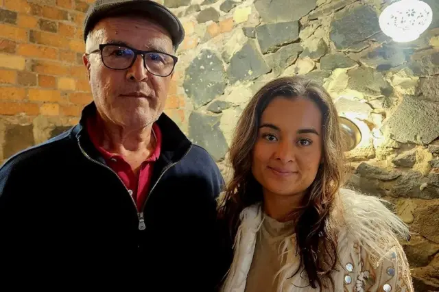 تمینه صالحي چې له خپل پلار پلار عارف سره انځور کې ښکاري وايي دا یو تریخ او خوږ پای دی