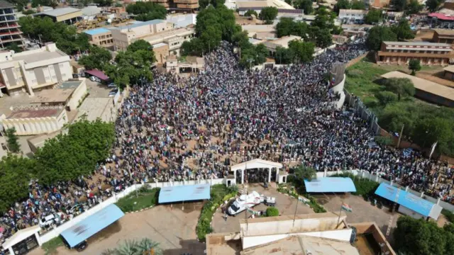 Франциянын элчилигинин алдына чогулгандар