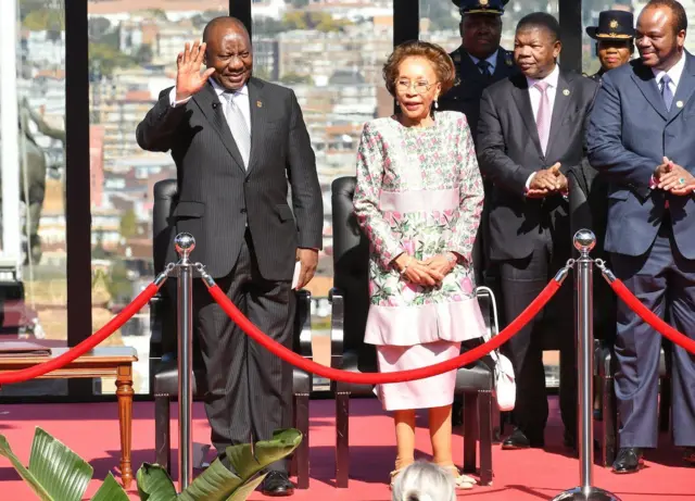 Ramaphosa n'umugore we iruhande rw'abategetsi nka João Lourenço wa Angola n'Umwami Muswati wa Eswatini (uhera iburyo)