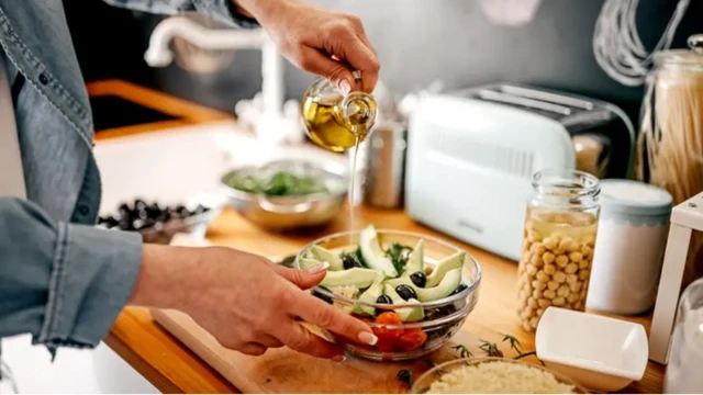 ผลการวิจัยล่าสุดระบุว่าน้ำมันมะกอกสามารถใช้ในอาหารจานร้อนและเย็นได้