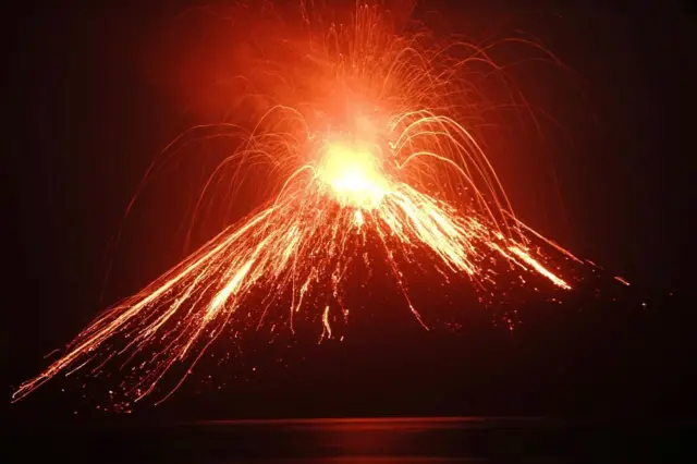 Lava mengalir turun dari gunung berapi Anak Krakatau (Anak Krakatoa) selama erupsi seperti yang terlihat dari pulau Rakata di Lampung Selatan pada 19 Juli 2018. - Sebuah gunung berapi di Indonesia yang dikenal sebagai "anak" dari Krakatoa yang legendaris meletus pada 19 Juli, menyemburkan gumpalan abu tinggi ke langit saat lava cair mengalir turun dari puncaknya. Anak Krakatau -- sebuah pulau vulkanik kecil yang muncul dari lautan setengah abad setelah erupsi mematikan Krakatoa pada tahun 1883 -- telah kembali aktif dalam beberapa minggu terakhir, menyemburkan bebatuan dan abu yang menyala dari kawahnya.
