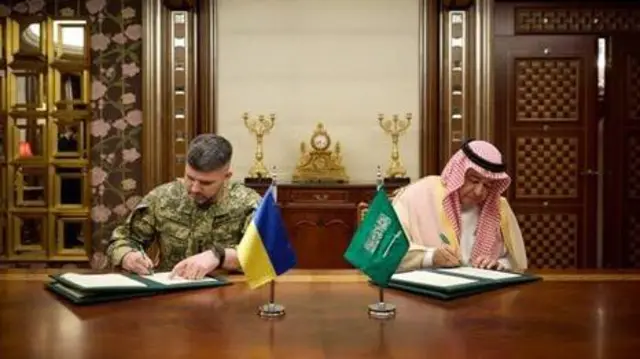 Представники України та Саудівської Аравії підписують документ  про співпрацю