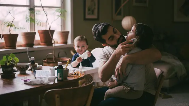Jika pasangan menyelesaikan pekerjaan rumah tangga atau tugas mengasuh anak secara tuntas, itu juga akan memastikan beban mental tidak hanya lebih terbagi tetapi juga lebih terlihat.