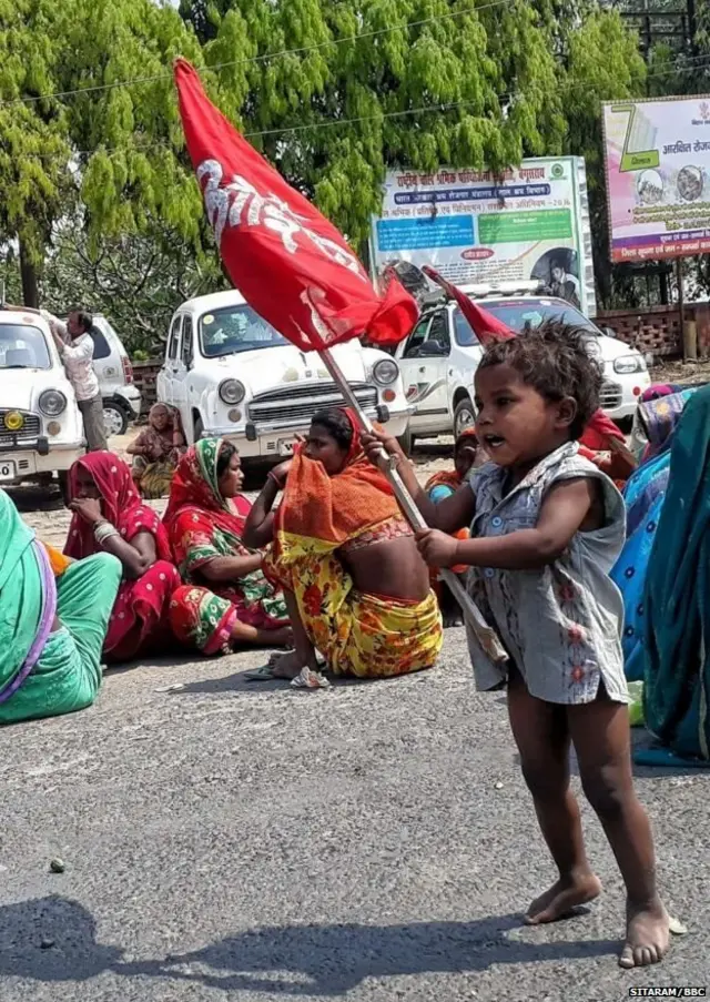 झेंडा घेतलेलं लहान मूल