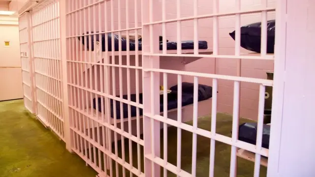 Ružičaste pritvorske ćelije postale su popularne delom zbog verovanja da boja može da pomogne da se smire agresivnih zatvorenici i da se smanji rizik od izbijanja nasilja