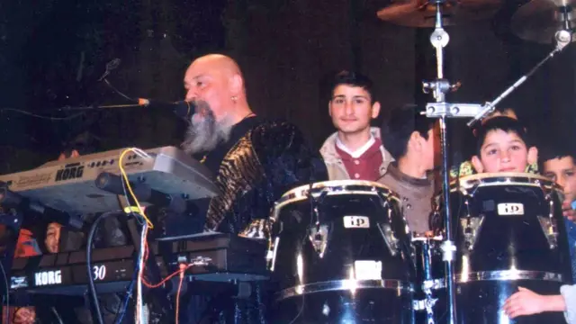 Крај једног од хуманитарних концерата уз песму „Дуњо моја"