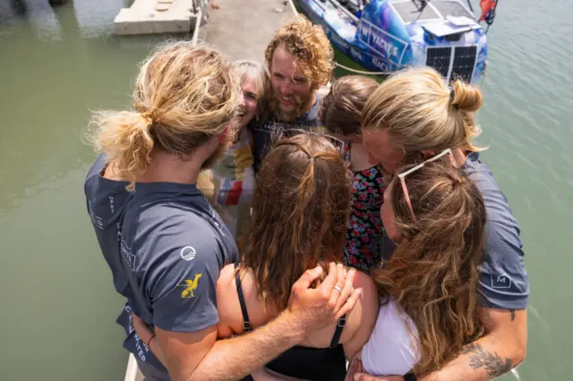 Los hermanos en un gran abrazo con su mamá y sus parejas.