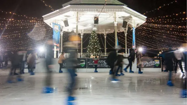 новорічна ковзанка в парку