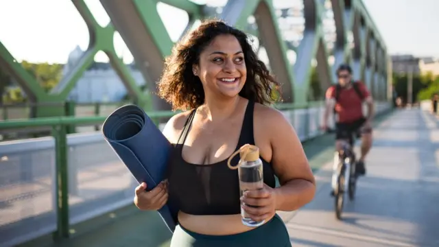 रोज किती पावलं चालली तर तुम्ही फिट राहू शकता? त्यामागचं गणित माहितीये?