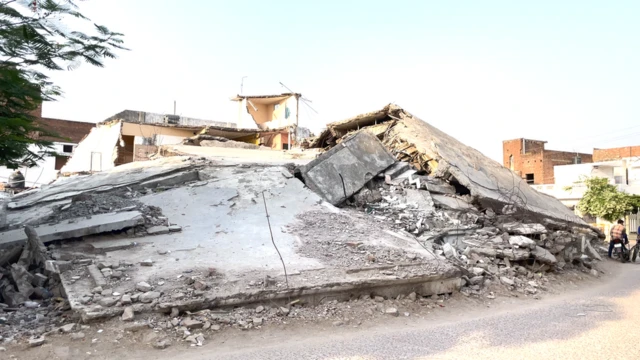 अतीक़ अहमद के टूटे घर