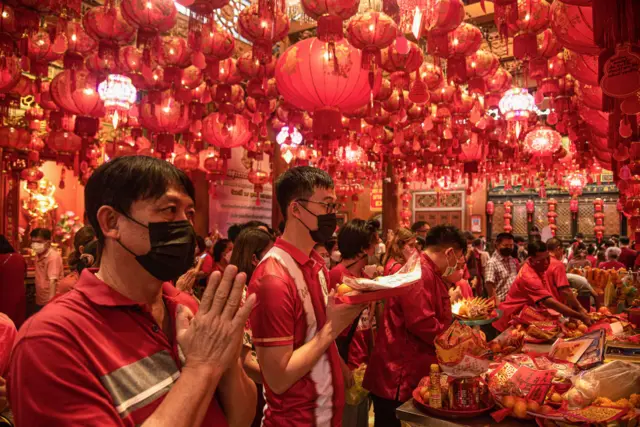 Người dân cầu nguyện tại một ngôi chùa ở khu phố Tàu của Bangkok, Thái Lan 