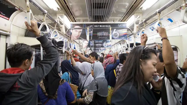 Situasi di dalam gerbong kereta komuter Jabodetabek. Misael S, salah satu pendiri Jalur5 Community, termasuk yang tak setuju kalau rencana itu dijalankan karena dianggap tidak jelas landasannya dan bisa memicu keributan.