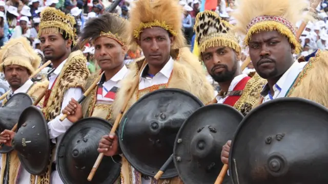 ታዳሚዎች በባህላዊ የጦር አልባሳት