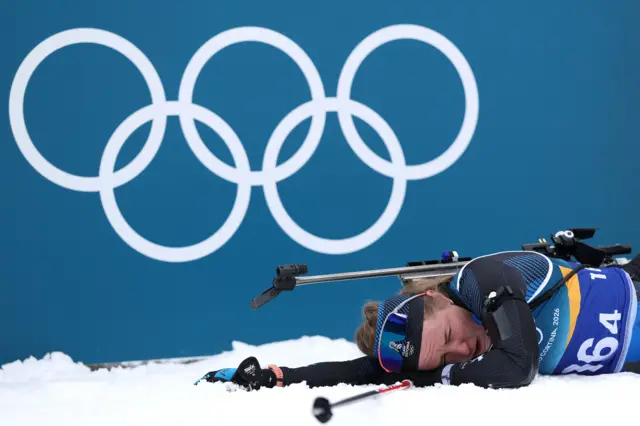 Эстонская спортсменка Йоханна Талихярм лежит на снегу