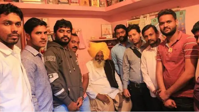 तरुणांमध्ये लोकप्रिय बापू.