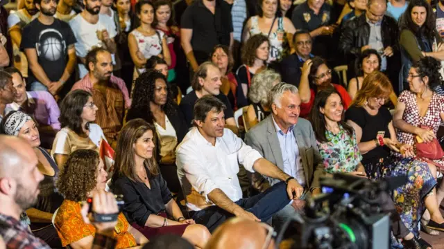 Fernando Haddad ao ladopagbet esqueci o usuáriosua mulher Ana Estela durante sabatina na praça Roosevelt